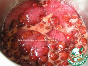 Открытый пирог с вишней