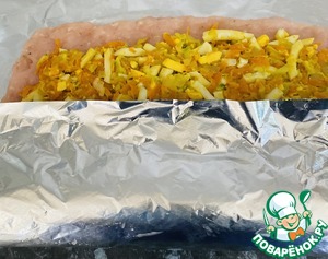 Рулет из фарша индейки с овощами и яйцами