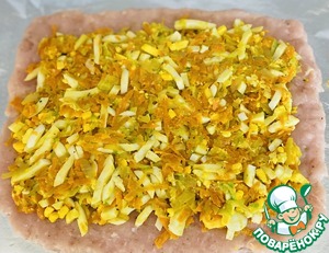 Рулет из фарша индейки с овощами и яйцами