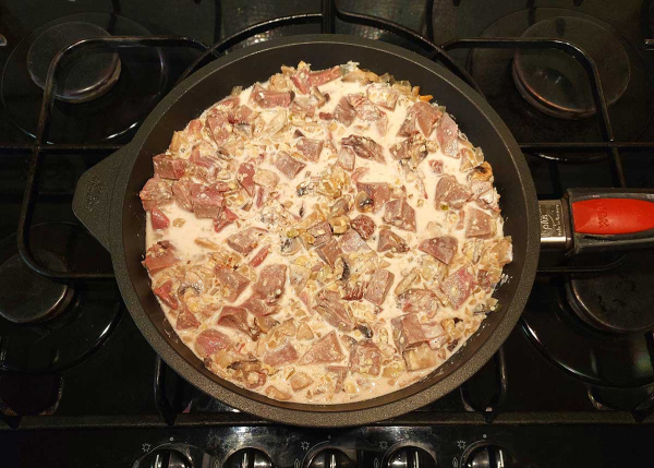 Язык с грибами и орехами Язык с грибами и орехами