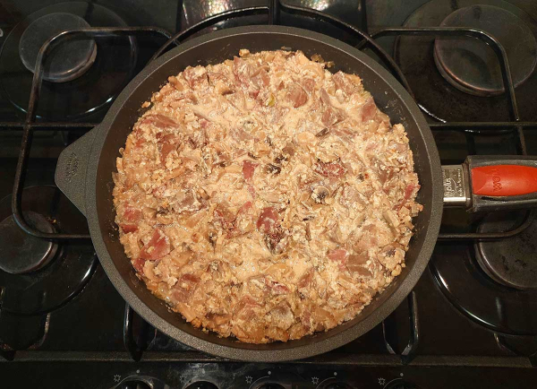 Язык с грибами и орехами Язык с грибами и орехами