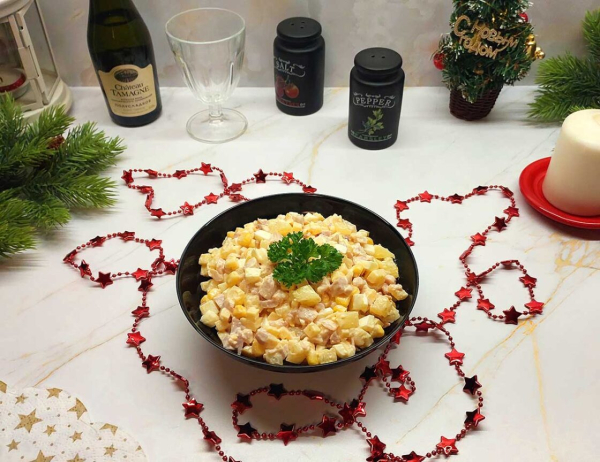 Салат с копченой курицей и ананасом Салат с копченой курицей и ананасом