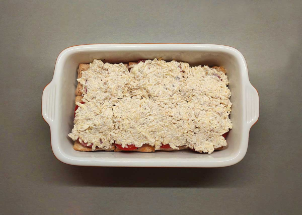 Свинина под сыром с помидорами и орехами Свинина под сыром с помидорами и орехами