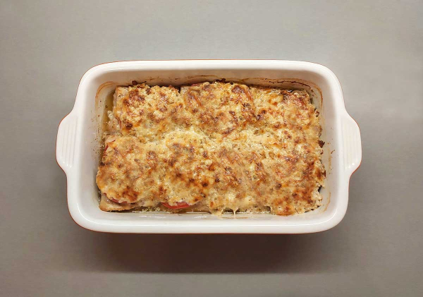 Свинина под сыром с помидорами и орехами Свинина под сыром с помидорами и орехами