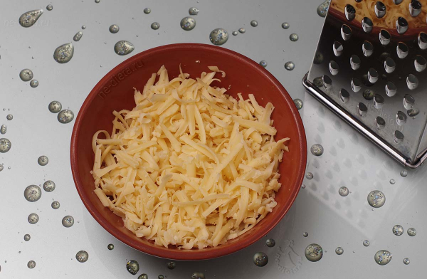 Свинина под сыром с помидорами и орехами Свинина под сыром с помидорами и орехами