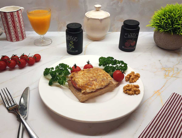 Свинина под сыром с помидорами и орехами Свинина под сыром с помидорами и орехами